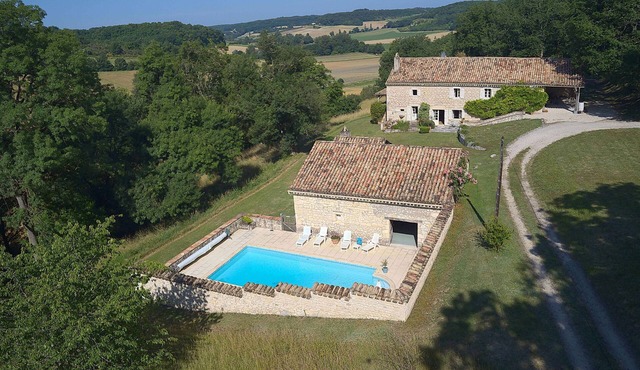 Peace and quiet in a comfortable and spacious farmhouse in the southern Lot