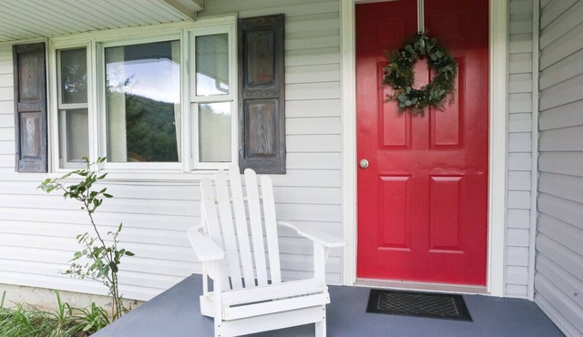 Peace and Pinecones Cottage by Buffalo Mountain Getaway