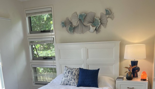 Peace and privacy modern quiet street. Two bedroom townhouse sleeps 4 to 6