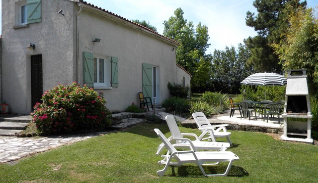 Peace and tranquility 10 minutes from the beaches, at the gates of a listed village.