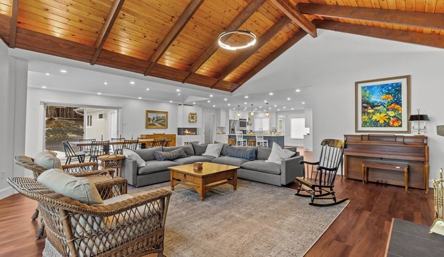 Peaceful 4BR 3BA Retreat Near Trails & Ferry