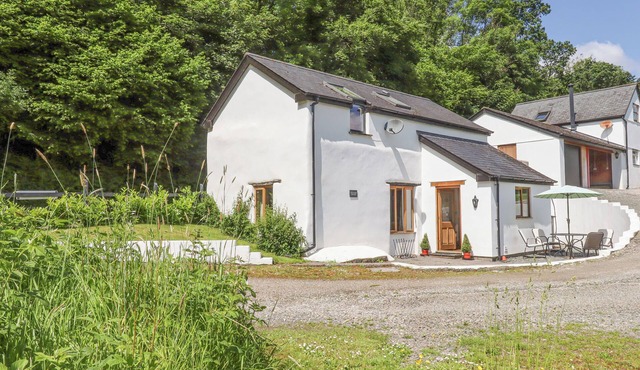 PEACE COTTAGE, pet friendly, with a garden in South Molton