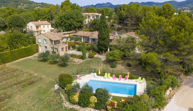 Peace and space in Vaison-la-Romaine for 16 people.