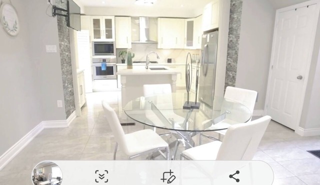 Peace full area luxury house 5 minute to all access Beach, shopping center, zoon