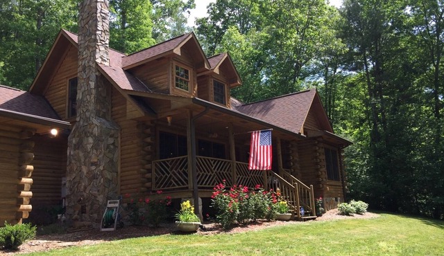 Peace full wooded setting Log Home, w/Stone Fireplace, Access to Lake Summit,