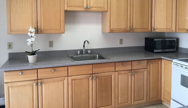 Peace House -Next to UH Manoa New renovation, Free parking, Laundry available