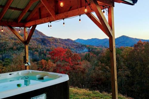 Peace of Heaven, Modern Chic Cabin, Majestic Mountain Views, Hot Tub, Fire Pit, Outdoor Games, Close to Town
