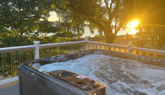 Peace of Pepin 3BR house with 2nd Story Hot Tub and Across from Public Beach