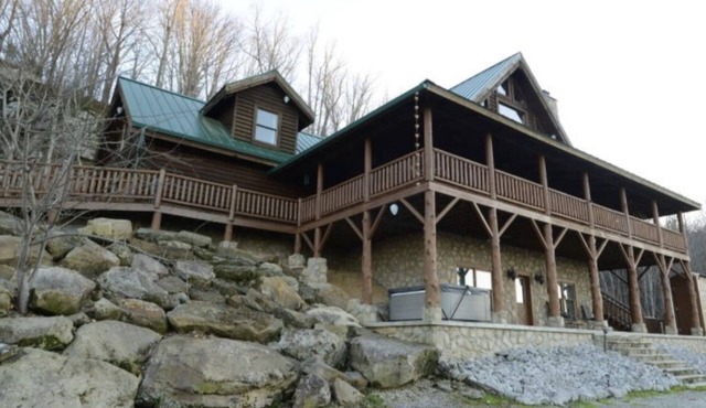 Peace on Earth-4,000’ Log Cabin,210 acres,Jacuzzi & Game Room