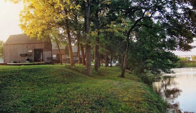 Peace on the River: King Bed, Dogs Ok (Cabin 3)