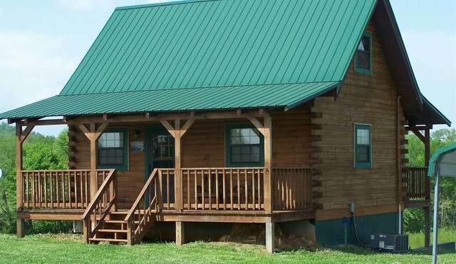 Peace & quiet just 5 minutes from Holly Creek Marina on Dale Hollow Lake!