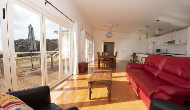 Peace, serenity & sea views - dolphins, wallabies & coastal walks