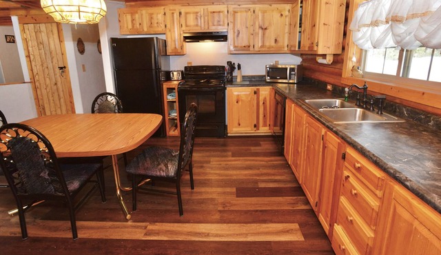 Peace Tree Place - Beautiful Log Home - Serene - Ample parking - WiFi - Fire pit