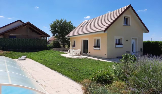 Peaceful cottage with shared pool, AC - 5 guests
