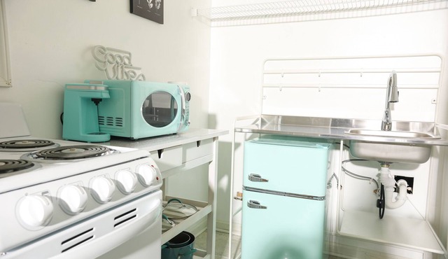 Peaceful 1 Bd. Apt. w/everything included.