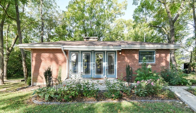 Peaceful 1-bedroom guesthouse with fireplace