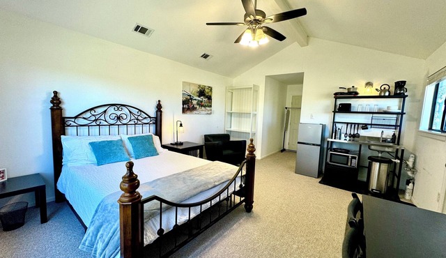 Peaceful 1-bedroom apartment with AC in charming Lockhart
