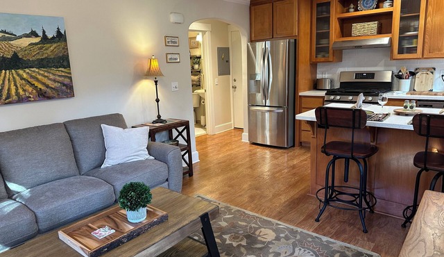 Peaceful 1-bedroom bungalow with AC in charming Ashland