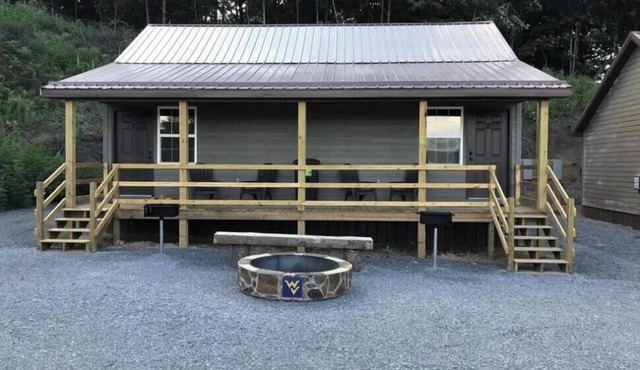 Peaceful 1-bedroom cabin located at Gold & Blue Cabins in Bluewell