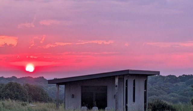 Peaceful 1-bedroom cabin with AC in charming Flint Hills of Kansas