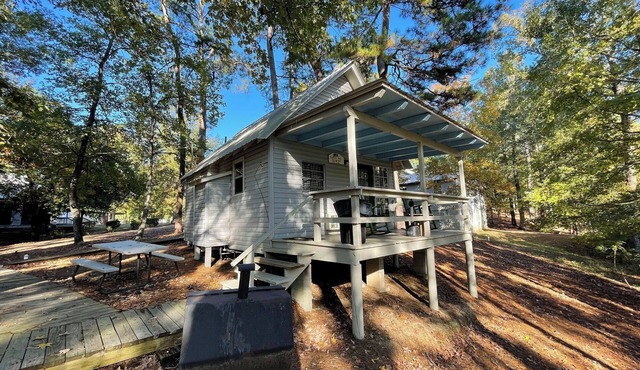 Peaceful 1-Bedroom Cabin with Full Kitchen, Pond Views & Outdoor Firepit