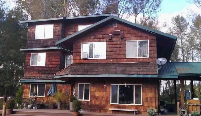 Peaceful 1-bedroom farmhouse in delightful Everson perfect for relaxing
