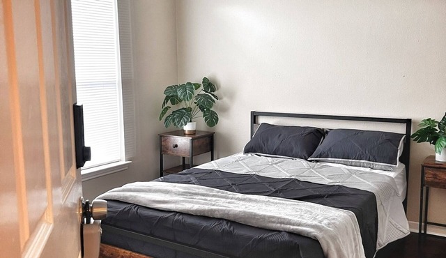 Peaceful 1-bedroom in lovely Houston, TX. Shared home!