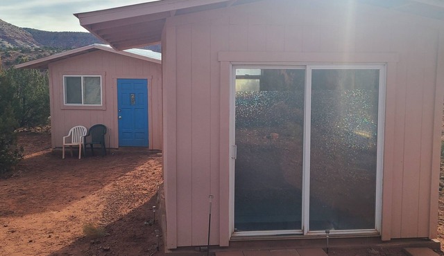 Peaceful 1-bedroom building in Jemez Pueblo with stunning views