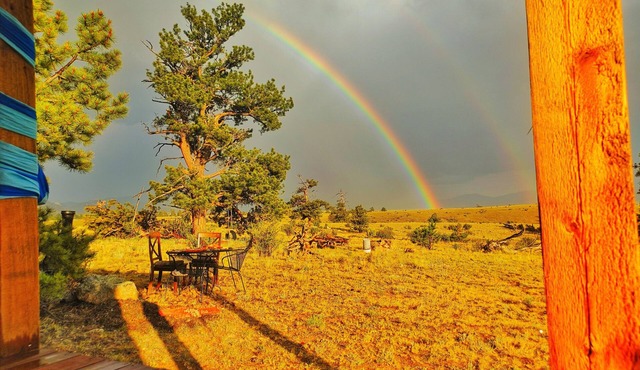 Peaceful 1 bedroom off-grid Rocky Mountain Cabin