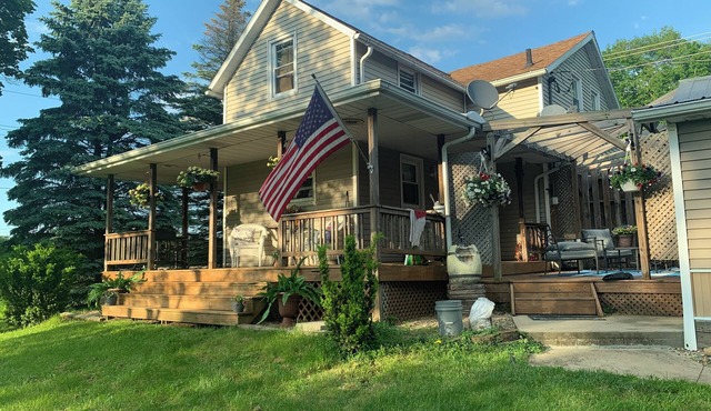 Peaceful, 150 yr old country farmhouse just 1.5 miles from Mid-Ohio racecourse!