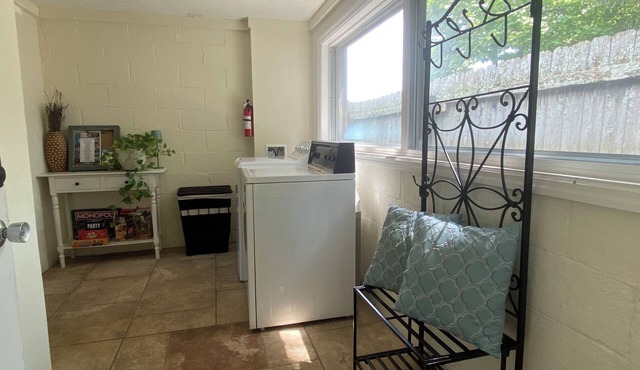 Peaceful 1950s 2-bedroom farmhouse in fantastic Knoxville location