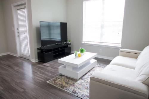 Peaceful 1BR Close to Nature Trails & Shopping