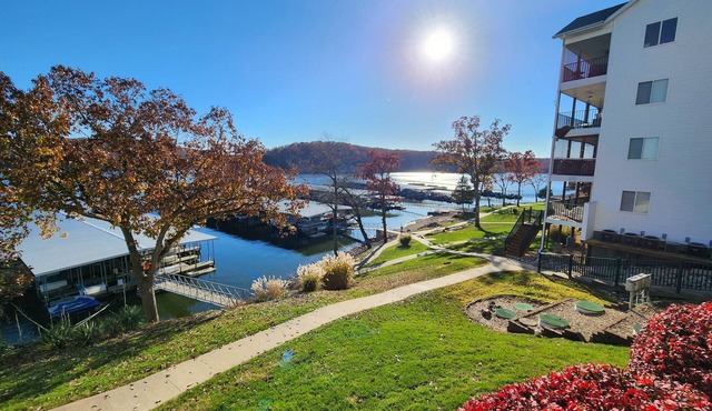 Peaceful 1st floor lakeside condo minutes from Osage Beach and Ozark State Park