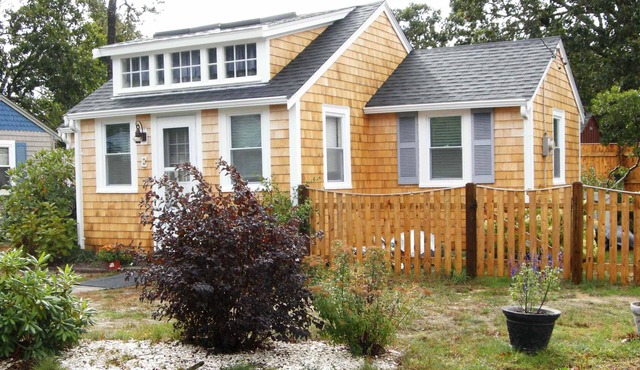 Peaceful 2 Bdrm Cottage WiFi A/C Ingrd Pool & Walk To Beach!