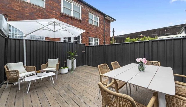 Peaceful 2 bedroom with private backyard and BBQ