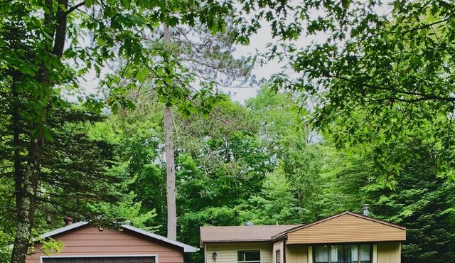 Peaceful 2 bedroom, 1 bathroom cottage off Mars Lake