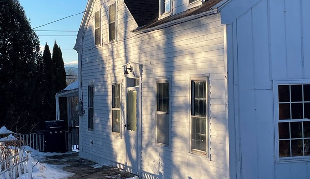 Peaceful 2-bedroom apartment In updated farmhouse!