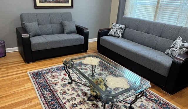 Peaceful 2-bedroom apartment with AC in charming Skokie