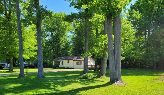 Peaceful 2 bedroom cottage close to the lake.
