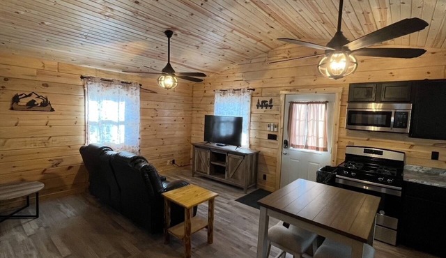 Peaceful 2-bedroom cabin with AC in cozy Eddyville