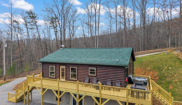 Peaceful 2-bedroom cabin with AC in charming Lake Lure