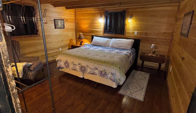 Peaceful 2-bedroom cabin with AC in charming Danville