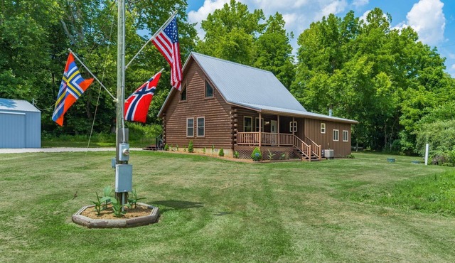 Peaceful 2-Bedroom Cabin near Lake Hope State Park in the Hocking Hills Region