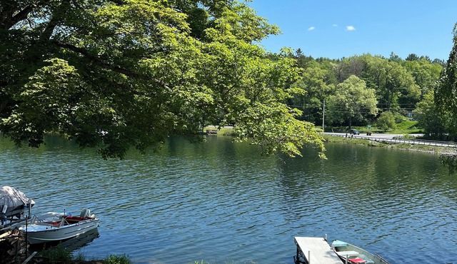 Peaceful 2-bedroom cottage on Eaton Brook Reservoir