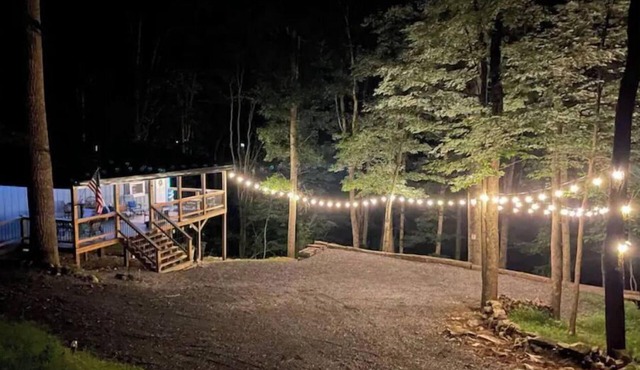 Peaceful 2 bedroom cottage in Lost River w/stream