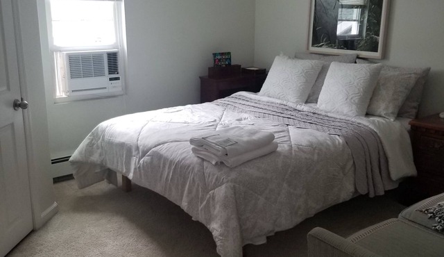 Peaceful 2-bedroom cottage with AC in charming Milford