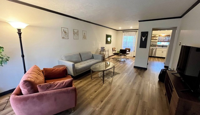 Peaceful 2-bedroom cozy condo in the Galleria area.