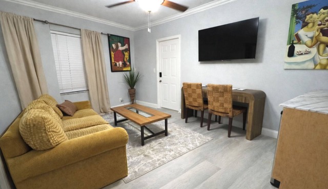 Peaceful 2-bedroom house with AC in sunny Boca Raton