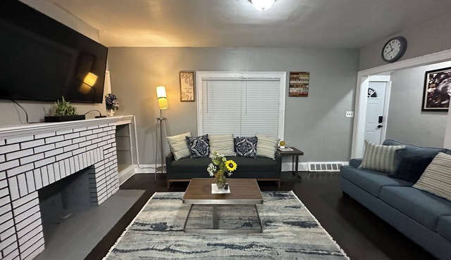 Peaceful 2-bedroom house with AC in welcoming Cleveland