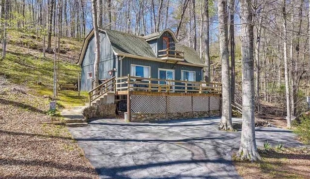 Peaceful 2-bedroom house, beautiful Lake view.